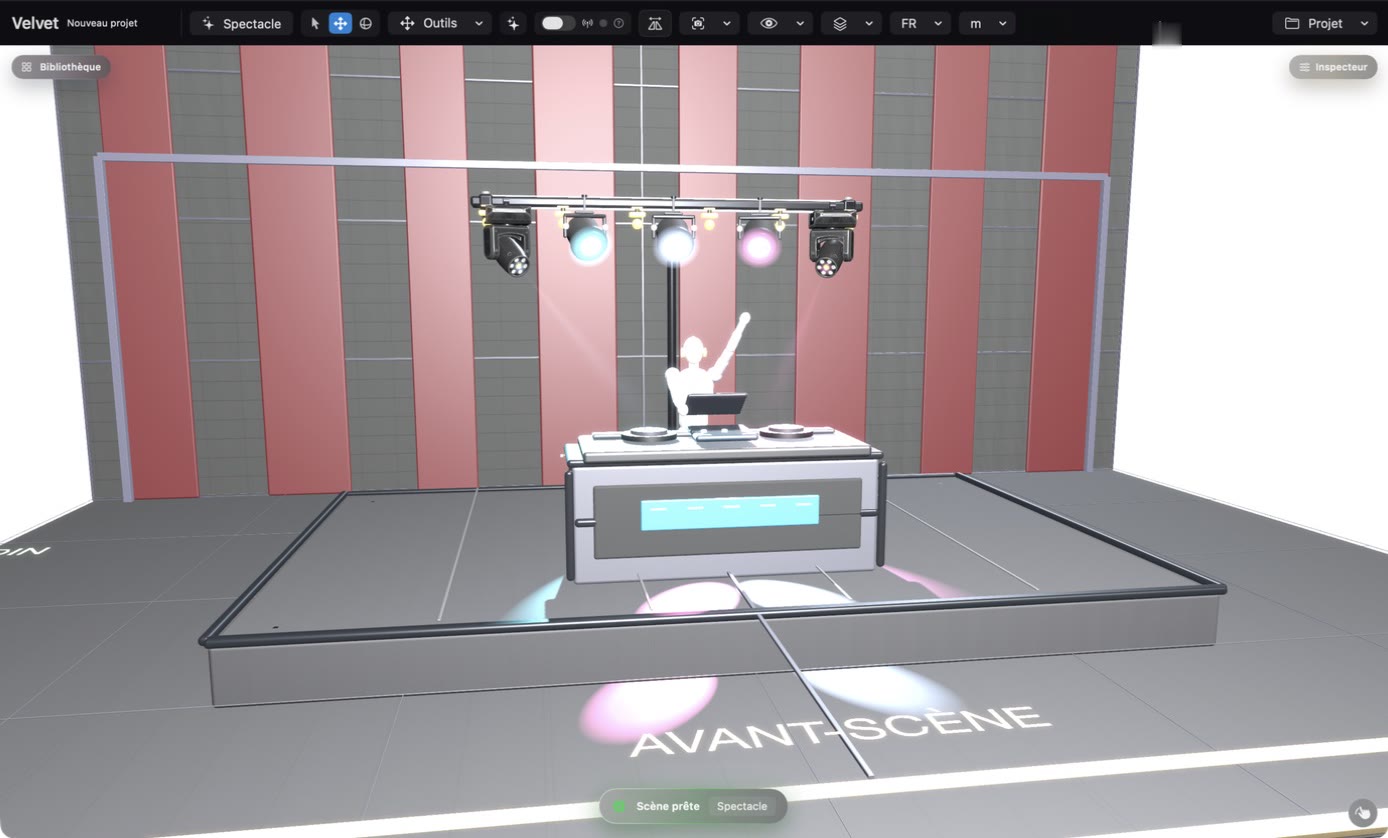 La scène DJ chargée dans Velvet Visualizer&nbsp;: un pupitre DJ, un truss avec des lyres et des projecteurs, et le message Scène prête