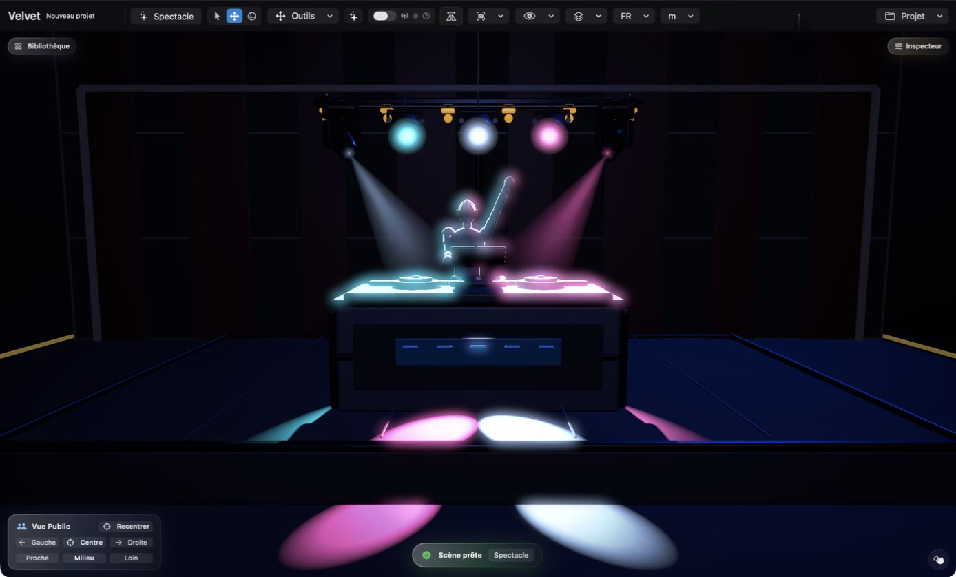 Mode Spectacle&nbsp;: la scène plongée dans le noir avec des faisceaux colorés du truss et le panneau Vue Public